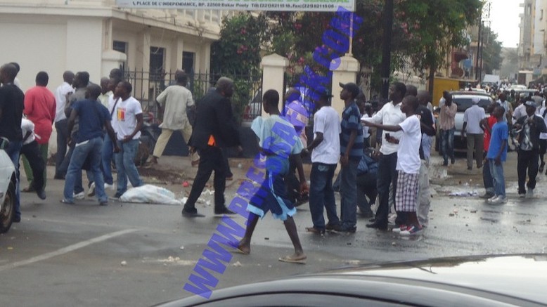 VIDEOS & DIAPO: le film de la guérilla urbaine à la place de l'Indépendance de Dakar