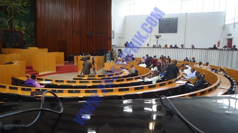 En direct de l'Assemblée nationale: climat très tendu à l'extérieur comme à l'intéreur