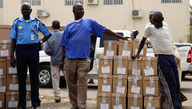 Elections au Nigeria: les deux principaux partis condamnent le report