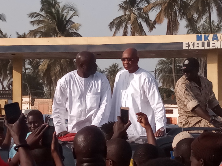 A Tivaouane, un marchand ambulant offre 5.000 FCFA à Idrissa Seck pour acheter du... A Tivaouane, un marchand ambulant offre 5.000 FCFA à Idrissa Seck pour acheter du...