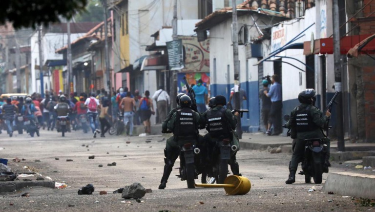 A la frontière colombienne, premières échauffourées du côté vénézuélien A la frontière colombienne, premières échauffourées du côté vénézuélien
