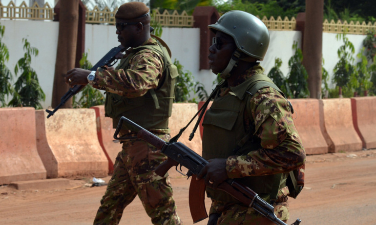 Mali: 17 civils tués par l'explosion d'un cadavre piégé Mali: 17 civils tués par l'explosion d'un cadavre piégé
