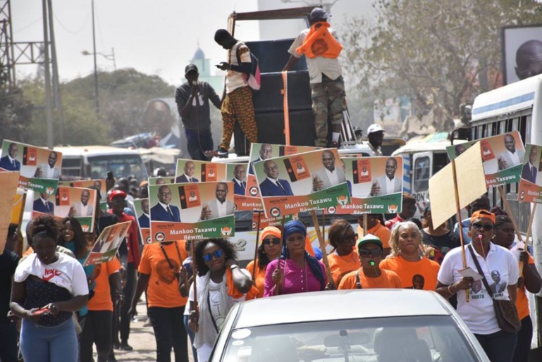 La gendarmerie disperse la manifestation des femmes de l'opposition sur la Vdn et arrête Malamine Fall La gendarmerie disperse la manifestation des femmes de l'opposition sur la Vdn et arrête Malamine Fall