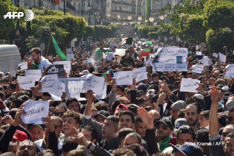 Contestation en Algérie: des milliers de personnes défilent à Alger Contestation en Algérie: des milliers de personnes défilent à Alger