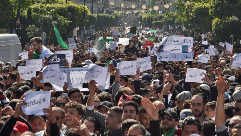 Algérie: des milliers de manifestants défient à nouveau le pouvoir de Bouteflika Algérie: des milliers de manifestants défient à nouveau le pouvoir de Bouteflika