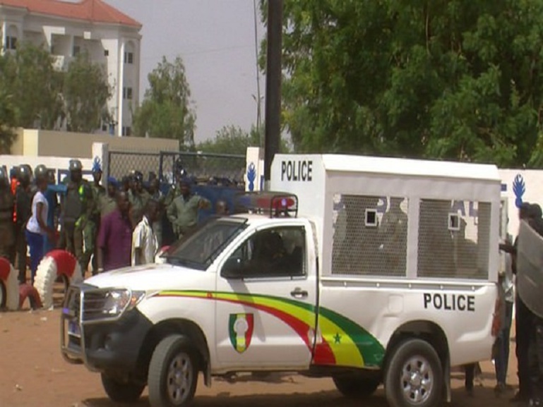 Arrestation de jeunes de l’opposition : le maire de Thiès-Ouest proteste Arrestation de jeunes de l’opposition : le maire de Thiès-Ouest proteste