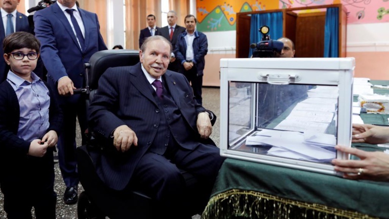 Algérie: Bouteflika promet, s'il est réélu, de ne pas terminer son mandat (télévision) Algérie: Bouteflika promet, s'il est réélu, de ne pas terminer son mandat (télévision)