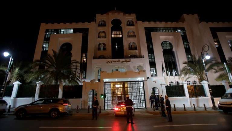 Candidature de Bouteflika: malgré la nuit, les manifestations continuent à Alger Candidature de Bouteflika: malgré la nuit, les manifestations continuent à Alger