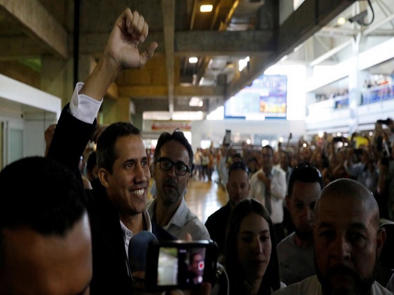 Venezuela: Juan Guaido accueilli par une foule de partisans et des ambassadeurs Venezuela: Juan Guaido accueilli par une foule de partisans et des ambassadeurs