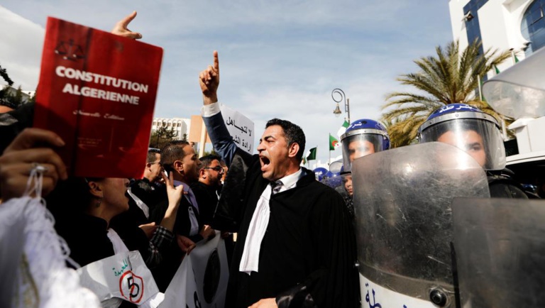 Candidature du président Bouteflika en Algérie: les avocats protestent dans la rue Candidature du président Bouteflika en Algérie: les avocats protestent dans la rue
