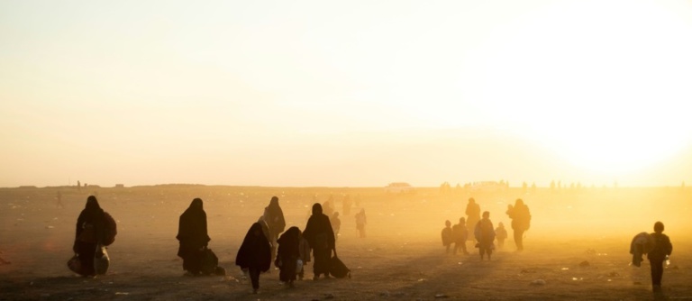 En Syrie, les derniers jihadistes de l'EI se replient dans un camp de fortune En Syrie, les derniers jihadistes de l'EI se replient dans un camp de fortune