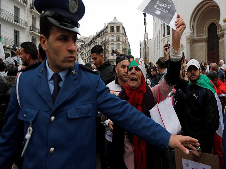 Algérie: les manifestants défient les mises en garde du pouvoir