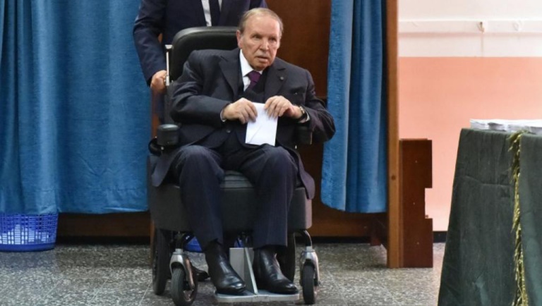 A la Une: Bouteflika plie mais ne rompt pas