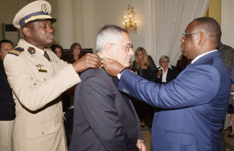 Robert Bourgi suspendu de l'ordre de la Légion d'honneur française pour 5 ans Robert Bourgi suspendu de l'ordre de la Légion d'honneur française pour 5 ans