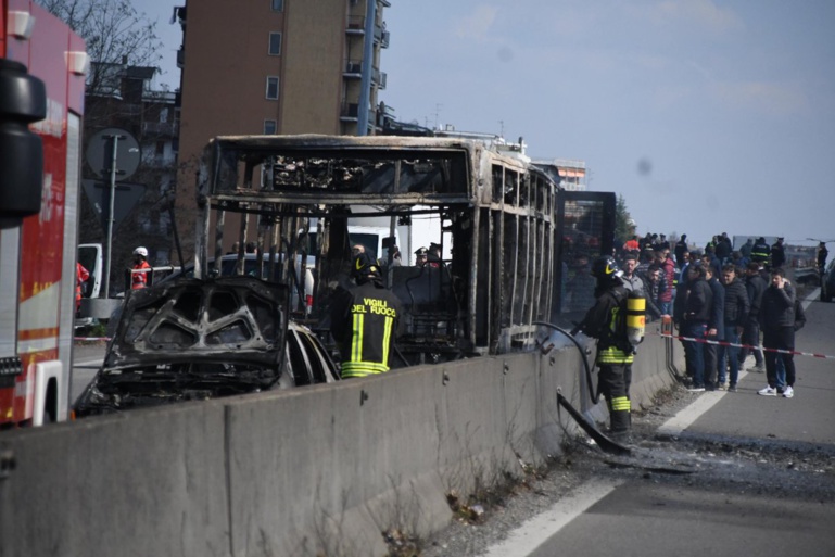 Un chauffeur d'origine sénégalaise met le feu dans un bus transportant 51 personnes à Milan