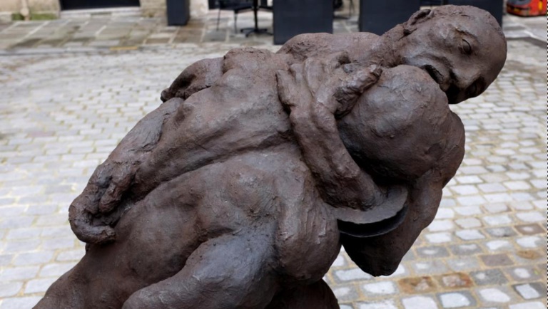 Paris honore le sculpteur Ousmane Sow avec son «Couple de lutteurs»