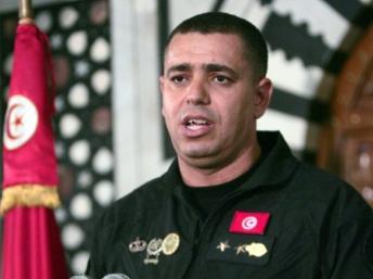 Le colonel Samir Tarhouni lors de sa conférence de presse du 8 août 2011, au siège du Premier ministre tunisien. AFP / FETHI BELAID