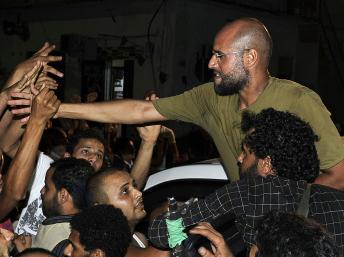 Confusion à Tripoli, loyalistes et rebelles continuent à combattre