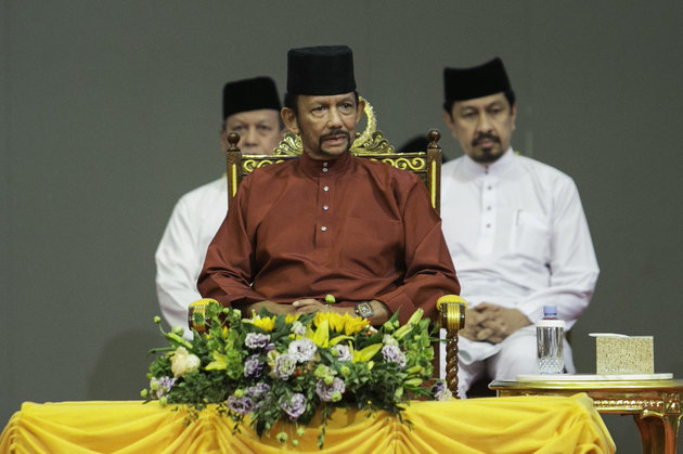 Le Sultan de Brunei décide de lapider les homosexuels
