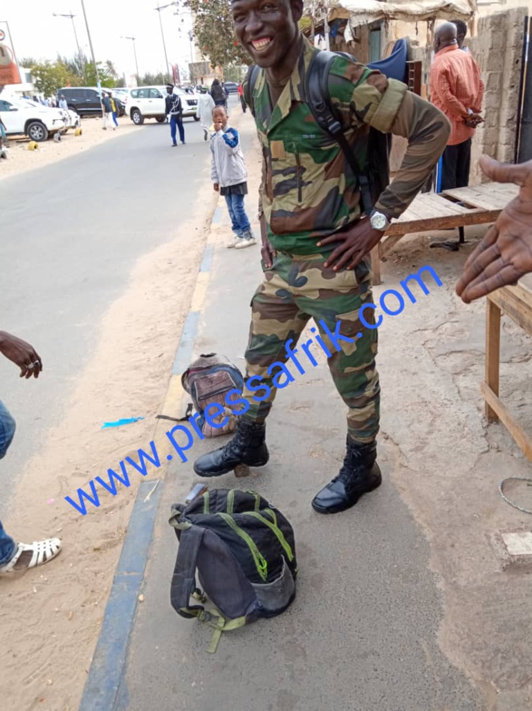 Photos - Avant le défilé officiers et sous-officiers en "mode charmeur" dans les rues de Médina 