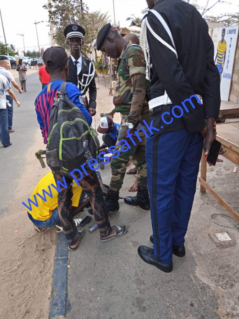 Photos - Avant le défilé officiers et sous-officiers en "mode charmeur" dans les rues de Médina Photos - Avant le défilé officiers et sous-officiers en "mode charmeur" dans les rues de Médina