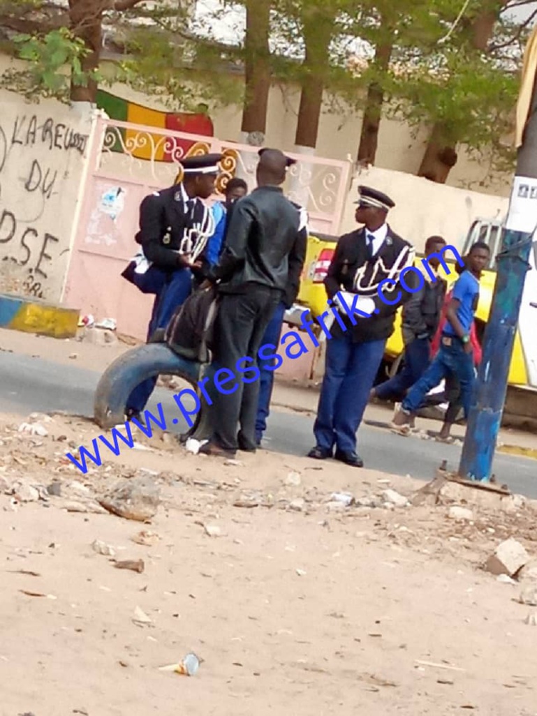Photos - Avant le défilé officiers et sous-officiers en "mode charmeur" dans les rues de Médina Photos - Avant le défilé officiers et sous-officiers en "mode charmeur" dans les rues de Médina