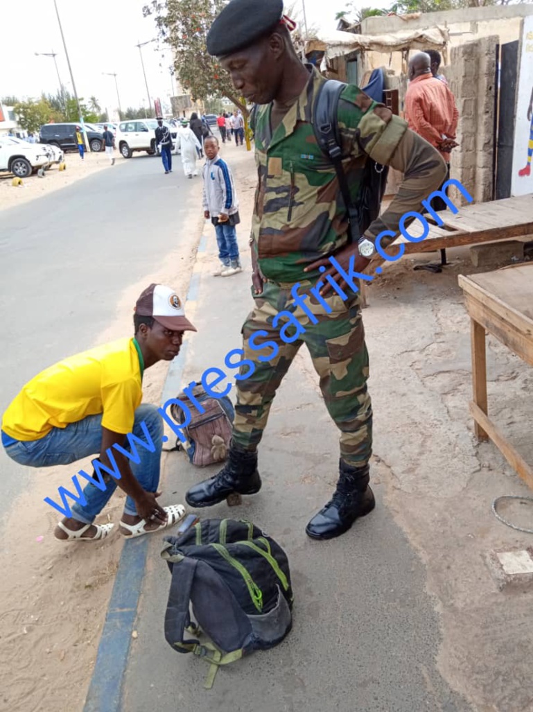 Photos - Avant le défilé officiers et sous-officiers en "mode charmeur" dans les rues de Médina 