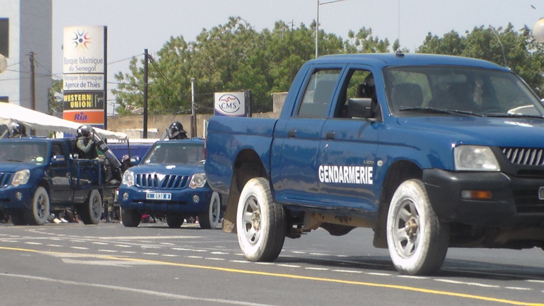 Défilé du 4 avril : Un individu chipe le portable de la femme du Colonel Diouf Défilé du 4 avril : Un individu chipe le portable de la femme du Colonel Diouf
