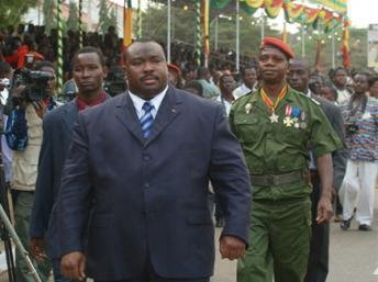 Kpatcha Gnassingbé, le frère du président togolais, lors d'une cérémonie à Lomé le 13 janvier 2006 alors qu'il était ministre de la Défense du Togo. (Photo : AFP)