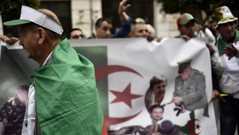 Algérie: dans la rue, les slogans restent hostiles au pouvoir Algérie: dans la rue, les slogans restent hostiles au pouvoir