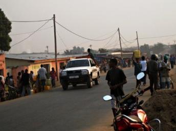Des Burundais se rendent au travail, à Bujumbura. Les prix de l'eau et de l'électricité se sont envolés le 1er septembre 2011. Esdras Ndikumana / AFP