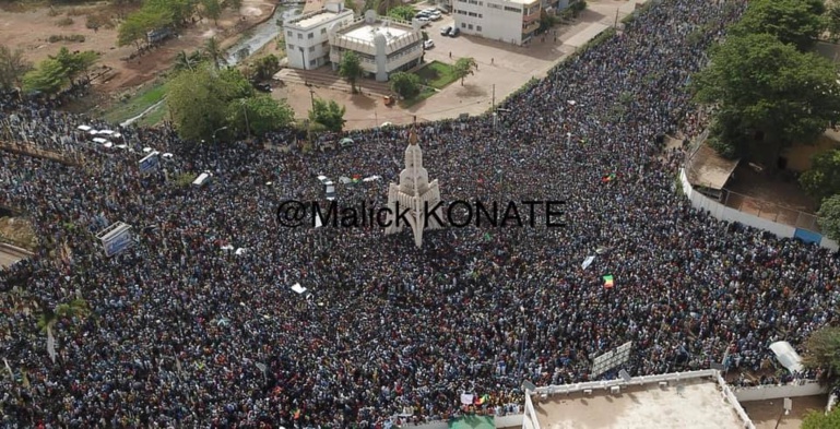 Mali: plus de 10 000 personnes dans les rues de la capitale pour protester contre le pouvoir Mali: plus de 10 000 personnes dans les rues de la capitale pour protester contre le pouvoir