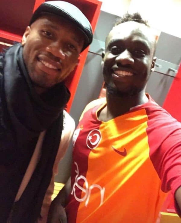 Mbaye-Diagne Galatasaray : Au sortir de son triplé, Mbaye Diagne pose avec Didier Drogba