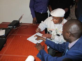 Etienne Tshisekedi lors du dépôt de sa candidature à la Commission électorale, le lundi 5 septembre 2011. RFI/Bruno Minas