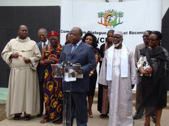 Photo prise devant le cabinet privé de Charles Konan Banny, le président de la Commission dialogue, vérité et réconciliation. Il manque sur la photo le 11e commissaire, la star du football Didier Drogba, qui représente les Ivoiriens de la diaspora. Maureen Grisot