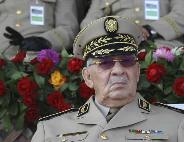 Gaïd Salah cautionne la transition "intra-système" et évoque des "tentatives" étrangères de déstabilisation