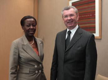 Louise Mushikiwabo, ministre des Affaires étrangères du Rwanda, accompagnée de Henri de Raincourt, ministre délégué à la Coopération Ministère des Affaires étrangères