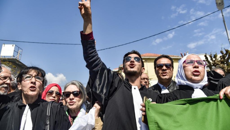 Algérie: une quarantaine de maires se joignent au boycott de la présidentielle Algérie: une quarantaine de maires se joignent au boycott de la présidentielle