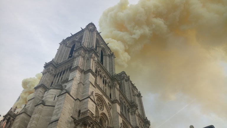La célèbre Cathédrale Notre-Dame de Paris incendiée La célèbre Cathédrale Notre-Dame de Paris incendiée