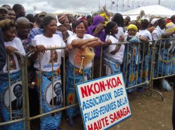 Des Camerounaises portant des pagnes à l’effigie de Paul Biya, attendent l’ouverture du congrès du RDPC le 15 septembre 2011.