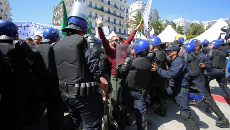 Algérie: les manifestants préoccupés par les risques de répression violente Algérie: les manifestants préoccupés par les risques de répression violente