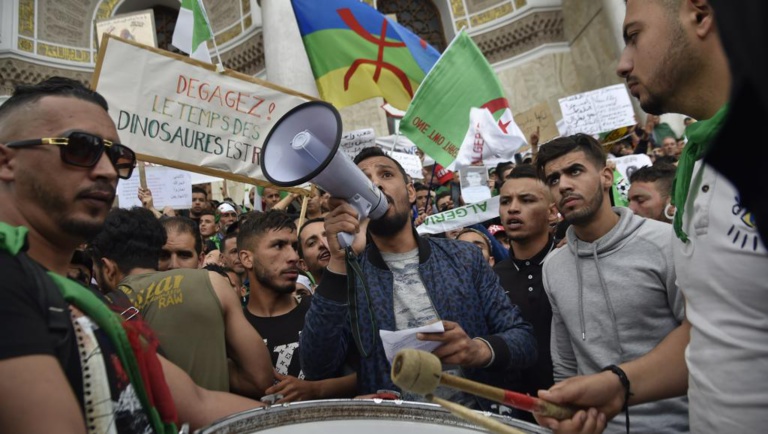 Neuvième vendredi de manifestation en Algérie: la rue maintient la pression Neuvième vendredi de manifestation en Algérie: la rue maintient la pression