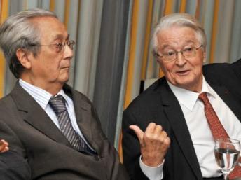 Jacques Vergès (G), et Roland Dumas (D), deux des quatre avocats qui ont rencontré Laurent Gbagbo. Ici lors d’une conférence de presse à Abidjan, le 2 janvier 2011. AFP / ISSOUF SANOGO
