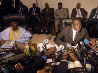 Soumaïla Cissé (D) durant son mandat de président de l’UEMOA, à côté du président Amadou Toumani Touré (G), lors d’une conférence de presse le 22 janvier 2011 à Bamako.