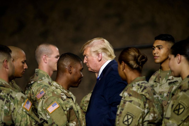 Trump déclare avoir envoyé des soldats armés à la frontière mexicaine Trump déclare avoir envoyé des soldats armés à la frontière mexicaine