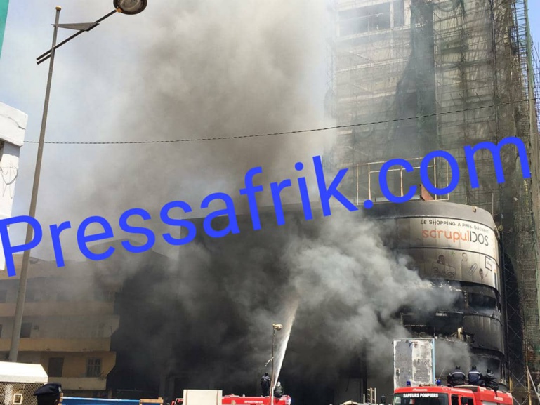 Les images du « combat » entre sapeurs-pompiers et incendie de l’immeuble en centre-ville