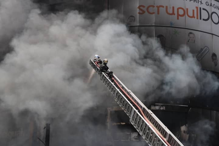 Les images du « combat » entre sapeurs-pompiers et incendie de l’immeuble en centre-ville
