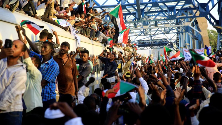 Soudan: marche gigantesque à Khartoum pour demander un pouvoir civil
