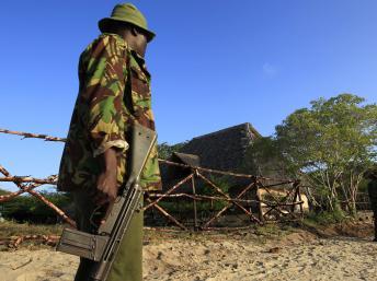 Un soldat kényan en poste, devant la maison de Marie Dedieu, enlevée par des bandits somaliens sur Ile de Manda, le 1er octobre 2011. © Reuters/Thomas Mukoya