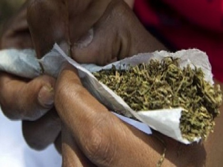 Trafic de drogue: un muezzin tombe avec 34 cornets à Touba Trafic de drogue: un muezzin tombe avec 34 cornets à Touba